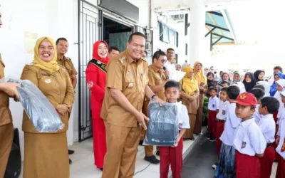 Wako Yota Balad Serahkan Perlengkapan School Kids Bagi Peserta Didik