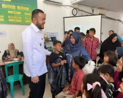 Dihadiri Wako Fadli Amran, Warga Antusias Antarkan Putranya Ikut Khitanan Gratis di Baznas
