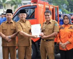 Dukung BPBD Hadapi Berbagai Potensi Bencana, Bupati Welly Suheri Serahkan Mobil Pikap