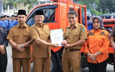 Dukung BPBD Hadapi Berbagai Potensi Bencana, Bupati Welly Suheri Serahkan Mobil Pikap