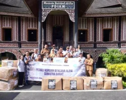 Keluarga Bustanil Arifin, Yayasan Anakku, dan Al-Izhar Salurkan Donasi Rp1 Miliar untuk Korban Banjir