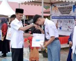 “Bangun Masa Depan Anak Negeri: 914 Seragam SLTA Dibagikan di Kecamatan Sangir”