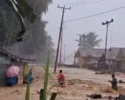 Banjir Bandang Susulan Terjadi di Batu Busuk, 15 Warga Terjebak