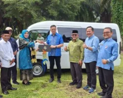 Bupati H. Yulianto Dampingi Ir. H. Mulyadi Serahkan Bus Operasional untuk SMA Negeri 2 Kinali