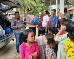 Komunitas Lapau Os Kota Pariaman Serahkan Baju dan Sembako ke Warga Terdampak Banjir