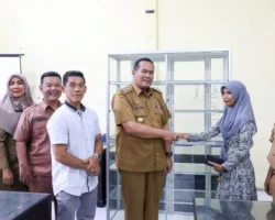 51 Pelaku UMKM di Kecamatan Pariaman Utara Terima Bantuan Etalase