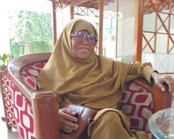 “Perempuan yang Mengubah Senja Menjadi Cahaya”