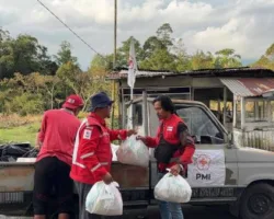 Ringankan Beban Warga, PMI Padang Panjang Salurkan Bantuan Pascabencana