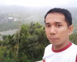 Guru “Di Persimpangan Tuntunan dan Tuntutan”