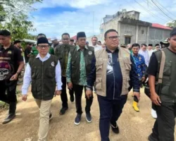 Rico Alviano Dampingi Ketum PKB Muhaimin Iskandar Tinjau Lokasi Bencana di Kota Padang