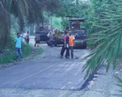 Lebih 20 Tahun Belum Tersentuh Perbaikan, Jalan Simpang Blok F Kecamatan Tiumang Kembali Menghitam
