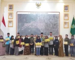 Wako Hendri Arnis Serahkan Santunan Kemensos dan DTH BNPB kepada Korban Banjir Bandang