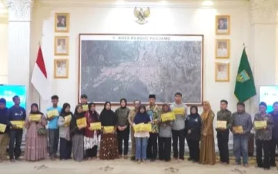 Wako Hendri Arnis Serahkan Santunan Kemensos dan DTH BNPB kepada Korban Banjir Bandang