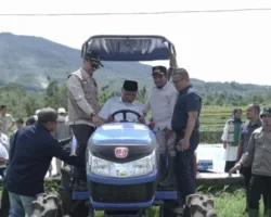 Gubernur Mahyeldi Serahkan Bantuan Alsintan untuk Kelompok Tani di Kabupaten Solok