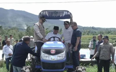 Gubernur Mahyeldi Serahkan Bantuan Alsintan untuk Kelompok Tani di Kabupaten Solok