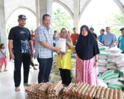Wako Yota Balad Serahkan Bantuan Sembako Bagi Warga Terdampak Banjir