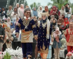 Parade Baju Adat Semarakkan Pembukaan Hari Jadi ke-22 Solok Selatan