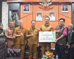 Bupati Benny dan Wabup Iraddatillah Salurkan Bantuan ATENSI dari Kemensos RI