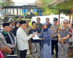 Rumah Hangus Terbakar, Wawako Maigus Nasir Salurkan Bantuan