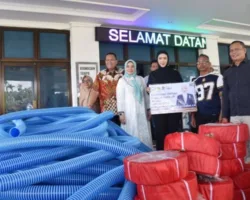 Anggota DPR RI Cindy Monica Serahkan Bantuan untuk Masyarakat Kota Pariaman