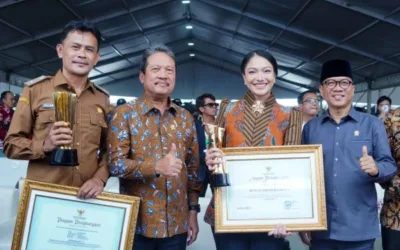 Bupati Annisa Terima Penghargaan Upakarya Wanua Nugraha, Sungai Duo Juara I Tata Kelola Pemerintah Desa Nasional