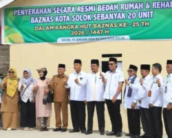 Wawako Solok Serahkan Bantuan Bedah Rumah Baznas