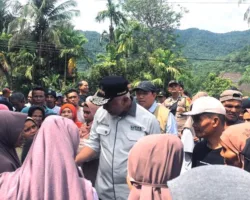 Gubernur Mahyeldi Tinjau Pengungsian Korban Bencana di Bayang Utara