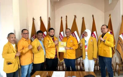 Edi Naswany Serahkan SK 15 DPC Hanura se-Sumbar, Tegaskan Penguatan Konsolidasi Partai