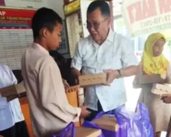 Jumat Berkah Happy Neldy dan Keluarga di Panti Asuhan Bakti Lubuk Alung