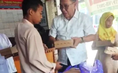 Jumat Berkah Happy Neldy dan Keluarga di Panti Asuhan Bakti Lubuk Alung