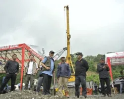 Gubernur Mahyeldi Tinjau Perbaikan Jembatan Kembar, Target Rampung Jelang Lebaran