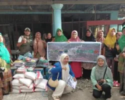 Muslimat NU Kota Pariaman Salurkan Bantuan untuk Beli Susu Balita di Korong Asam Pulau