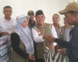 Jajaran Kankemenag Pasbar Salurkan Bantuan Bencana