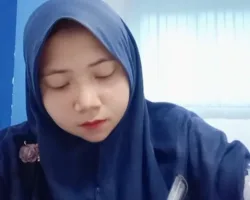 Menenun Mimpi di Langit Asing