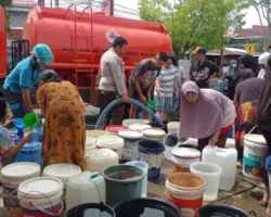 BPBD Kota Padang Salurkan Lebih dari 1 Juta Liter Air Bersih untuk Warga Terdampak Banjir Bandang