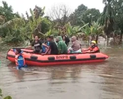 Hujan Mengguyur, BPBD Gunakan Perahu Karet Evakuasi 8 Warga di Dadok Tunggul Hitam