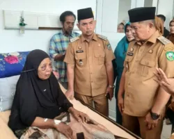 Bupati Welly dan Wabup Parulian Kunjungi Nenek Saudah di RS TIB
