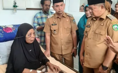 Bupati Welly dan Wabup Parulian Kunjungi Nenek Saudah di RS TIB