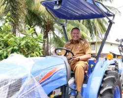 Wako Yota Balad Salurkan Bantuan Alsintan untuk Kelompok Tani di Kota Pariaman