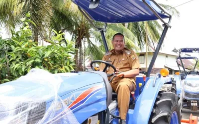 Wako Yota Balad Salurkan Bantuan Alsintan untuk Kelompok Tani di Kota Pariaman