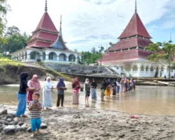 Bupati Padang Pariaman Turun ke Sungai, Ikut Gotong Royong Selamatkan Masjid Tertua Sungai Sariak