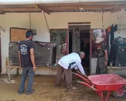 Pasca Hujan Lebat, Banjir Rendam Pemukiman Warga, PPM Sumbar Turun Bergoro Bersihkan Rumah Warga