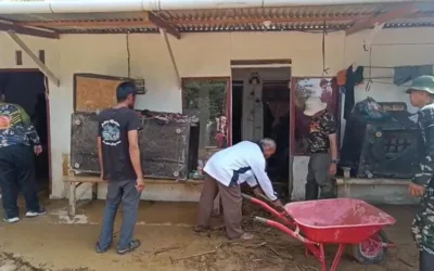 Pasca Hujan Lebat, Banjir Rendam Pemukiman Warga, PPM Sumbar Turun Bergoro Bersihkan Rumah Warga