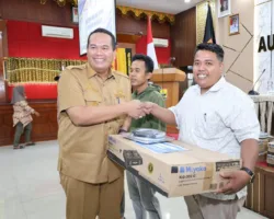 UMKM Pariaman Korban Banjir Terima Bantuan dari BI-Kemen UMKM RI
