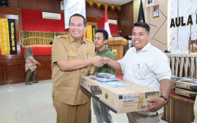 UMKM Pariaman Korban Banjir Terima Bantuan dari BI-Kemen UMKM RI