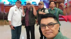 Dari kiri, Pengurus SIWO Pusat Deni Risman, Kabid Humas KONI Sumbar Hendri Parjiga, Waka II KONI Sumbar Revdi Iwan Syahputra, pengurus SIWO PWI Sumbar Eriandi, dan Cience Astra di sela-sela Rakernas SIWO PWI di Serang, Banten, Sabtu (7/2/2025). (Foto ist)