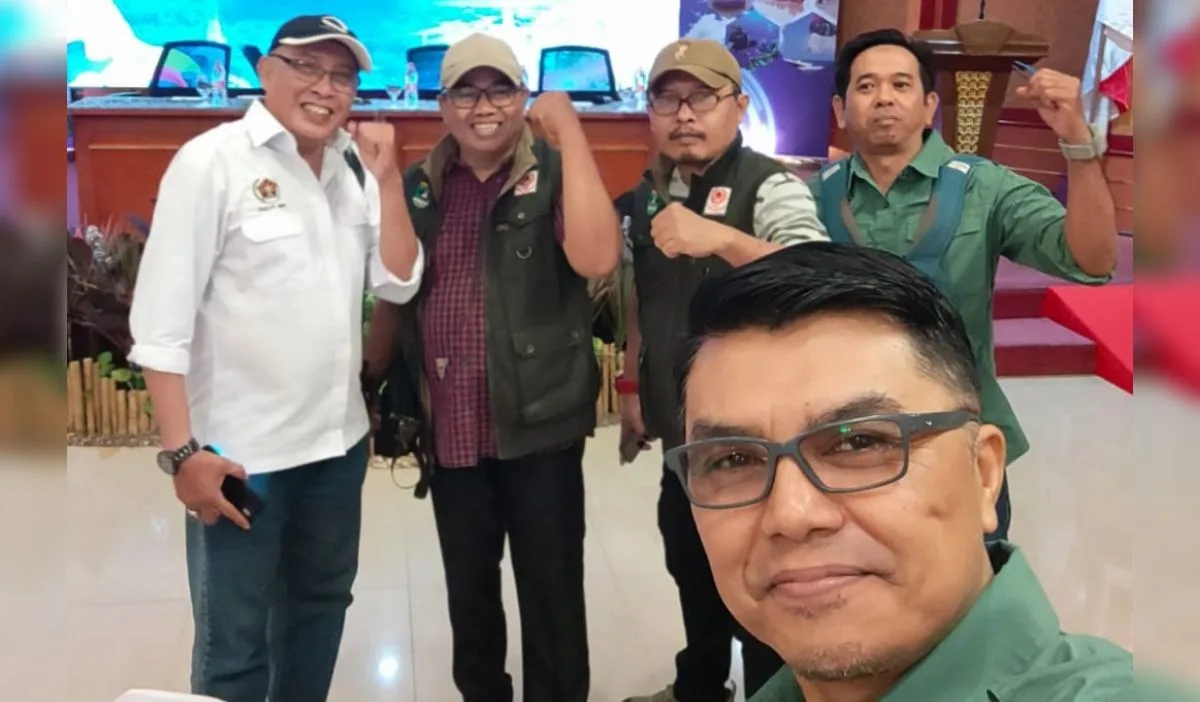 Dari kiri, Pengurus SIWO Pusat Deni Risman, Kabid Humas KONI Sumbar Hendri Parjiga, Waka II KONI Sumbar Revdi Iwan Syahputra, pengurus SIWO PWI Sumbar Eriandi, dan Cience Astra di sela-sela Rakernas SIWO PWI di Serang, Banten, Sabtu (7/2/2025). (Foto ist)