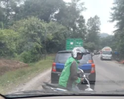 Macet Panjang Sitinjau Lauik, Tukang Ojek Motor Mengejar Rezeki