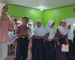 Firdaus Abie–Zhilan Zhalila Berbagi di Sekolah Terdampak Bencana