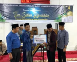 Tim Safari Ramadhan Provinsi Sumbar Serahkan Bantuan Rp50 Juta di Sungai Nipah